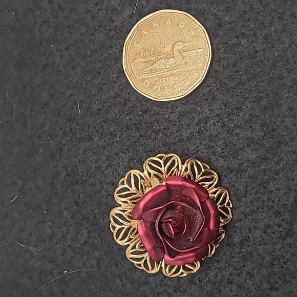 Elegant Gold and Red Rose Brooch - Picture 2 of 3